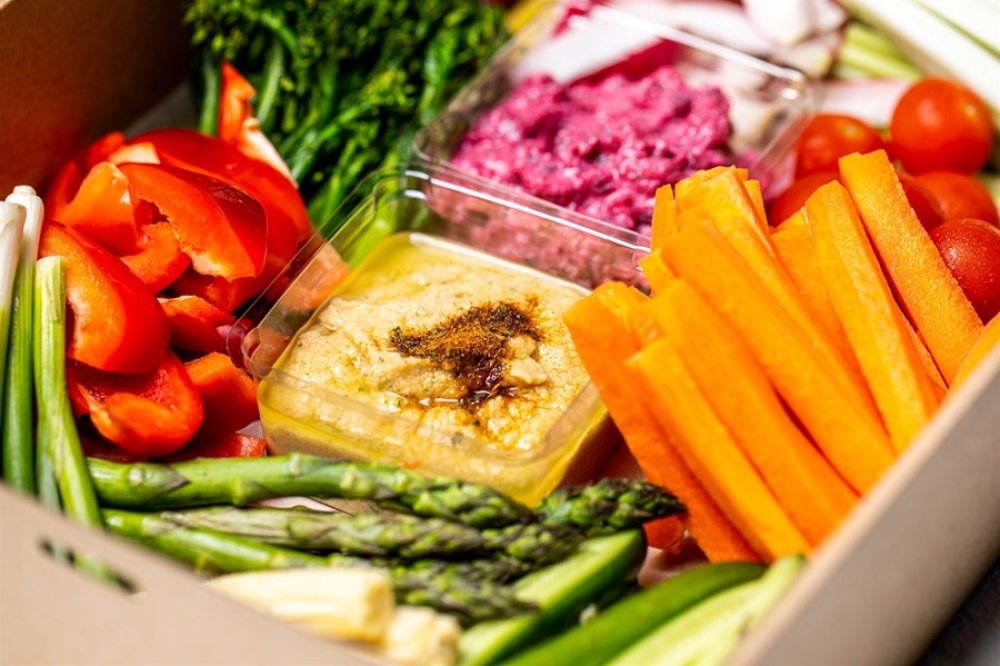 Fresh & Crisp Crudités, Hummus, Beetroot Dip, Gf Crackers
